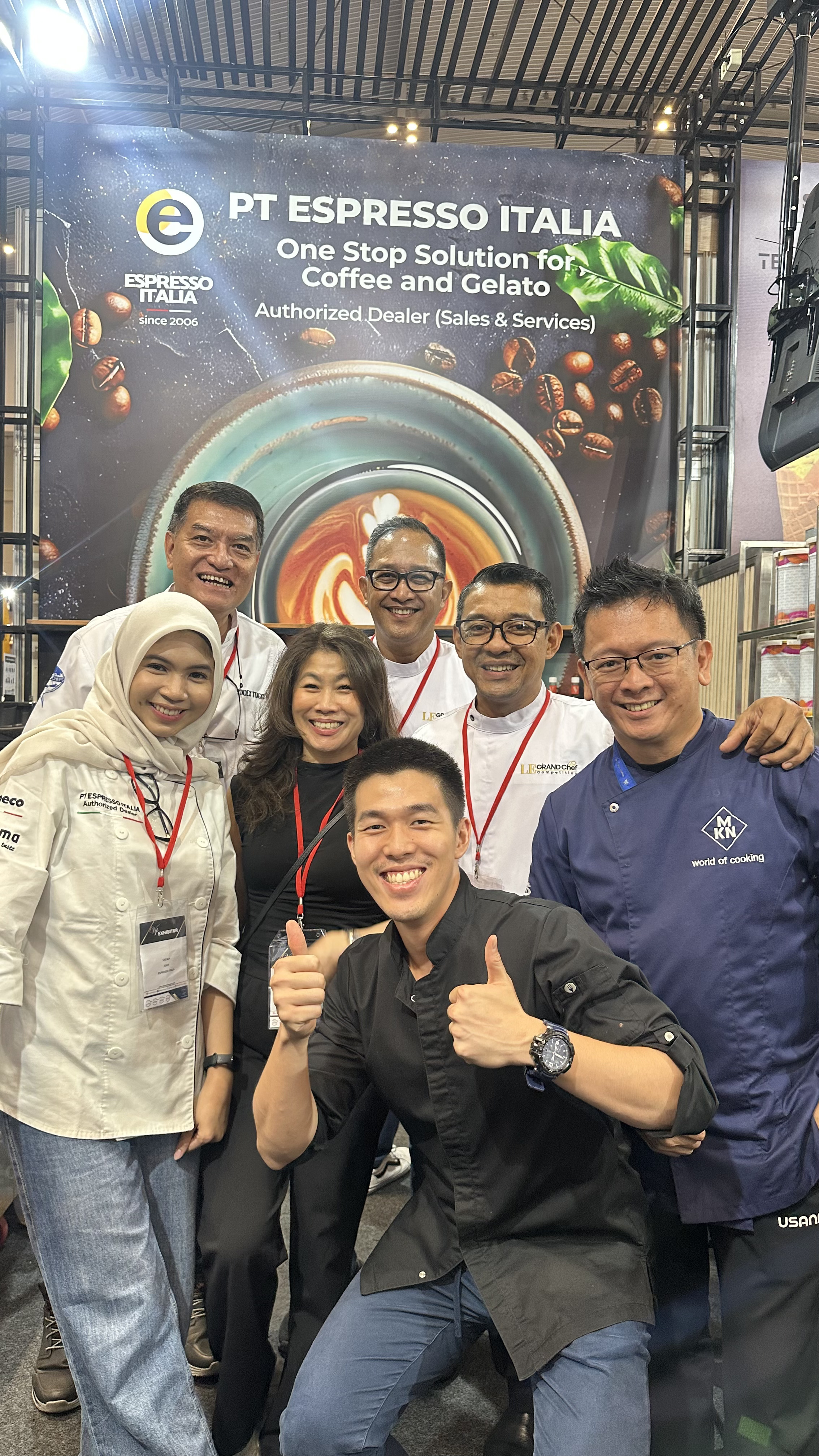 Chef Vindex, Chef Degan, dan Chef Rafael berfoto bersama tim Espresso Italia di booth All Food 2025.
