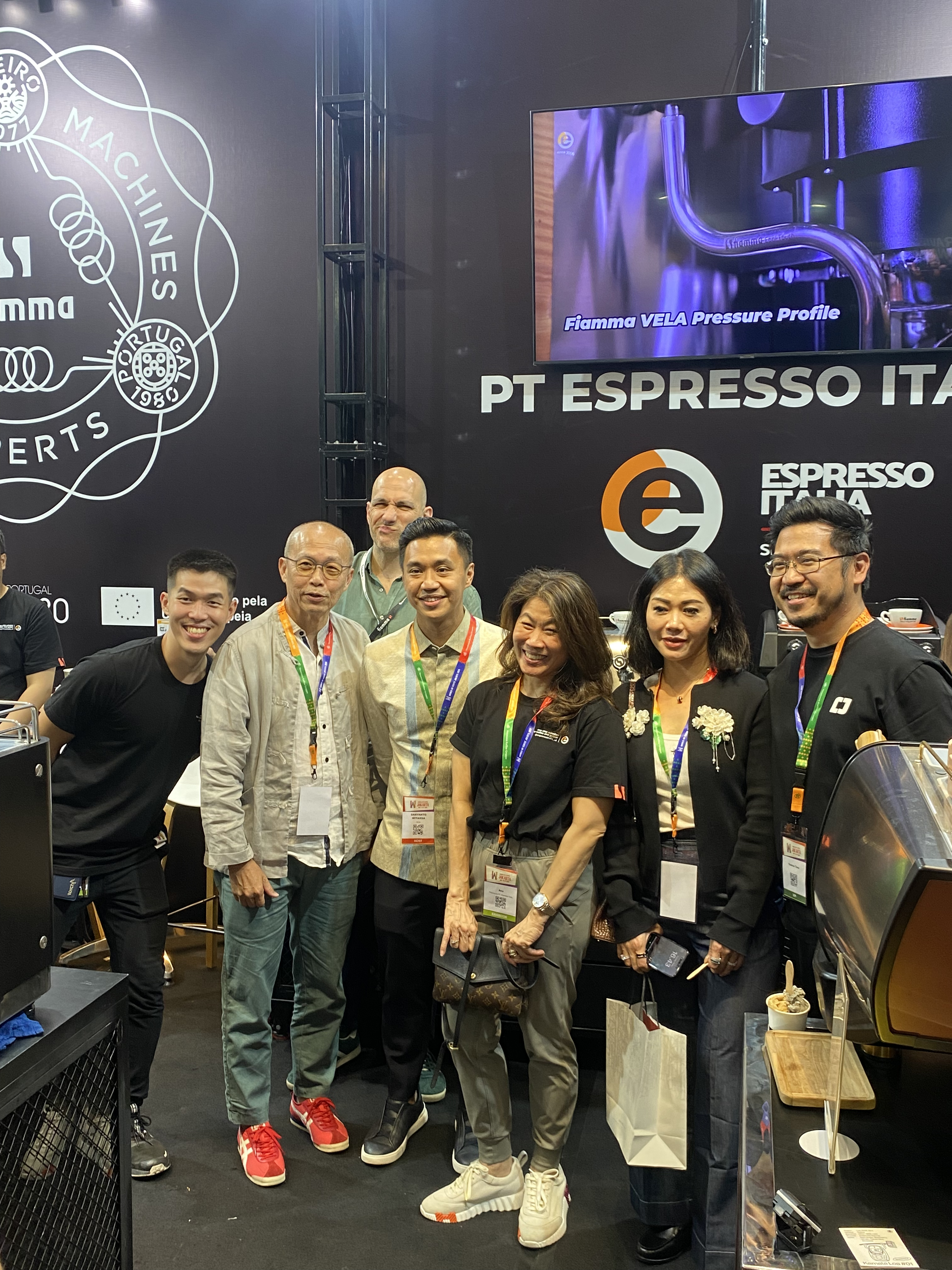 Suasana booth PT Espresso Italia di Jakarta Coffee Week 2025 yang ramai pengunjung.