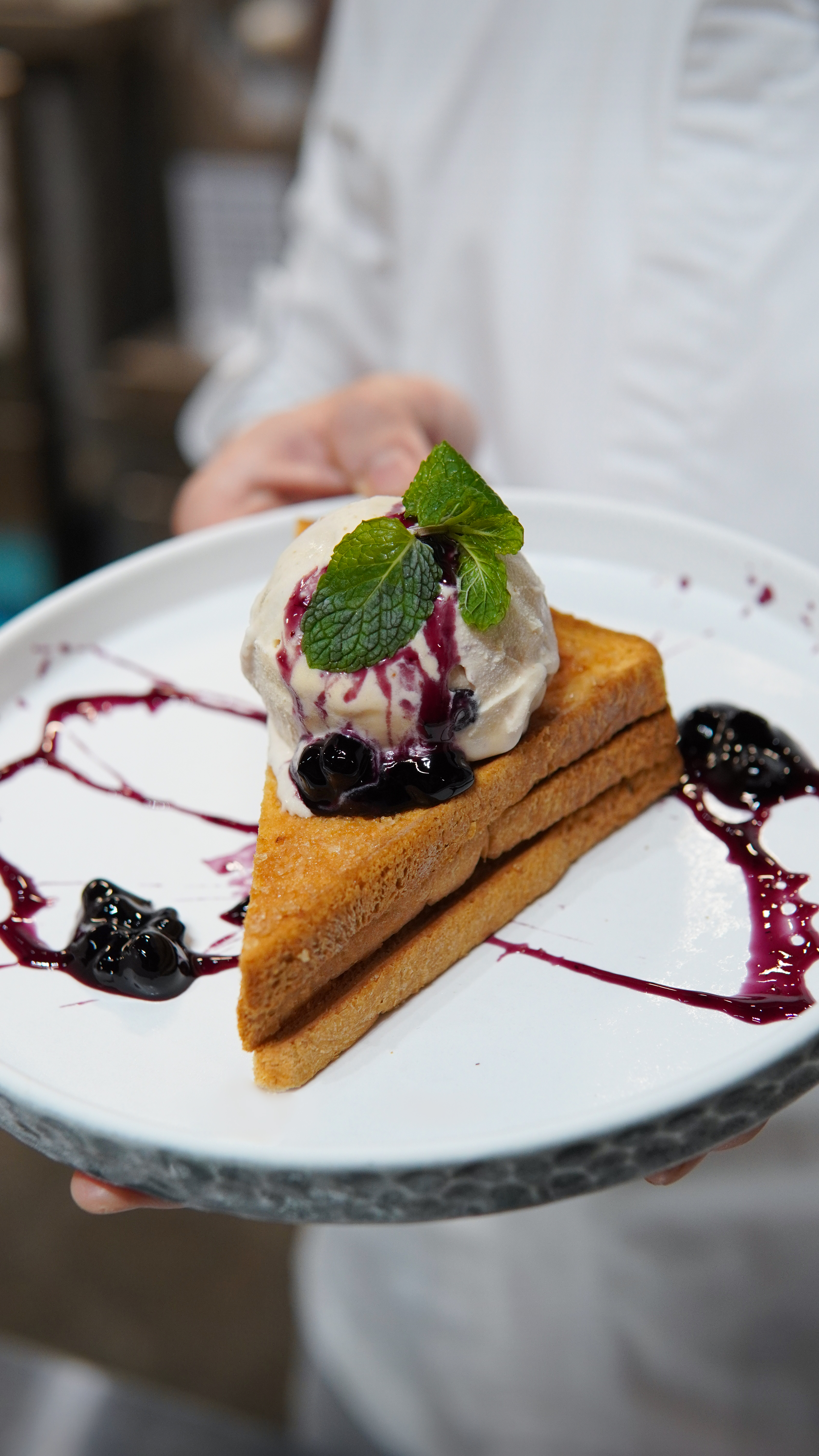 Gelato Peanut Butter & Jelly  disajikan di atas honey butter toast yang renyah.