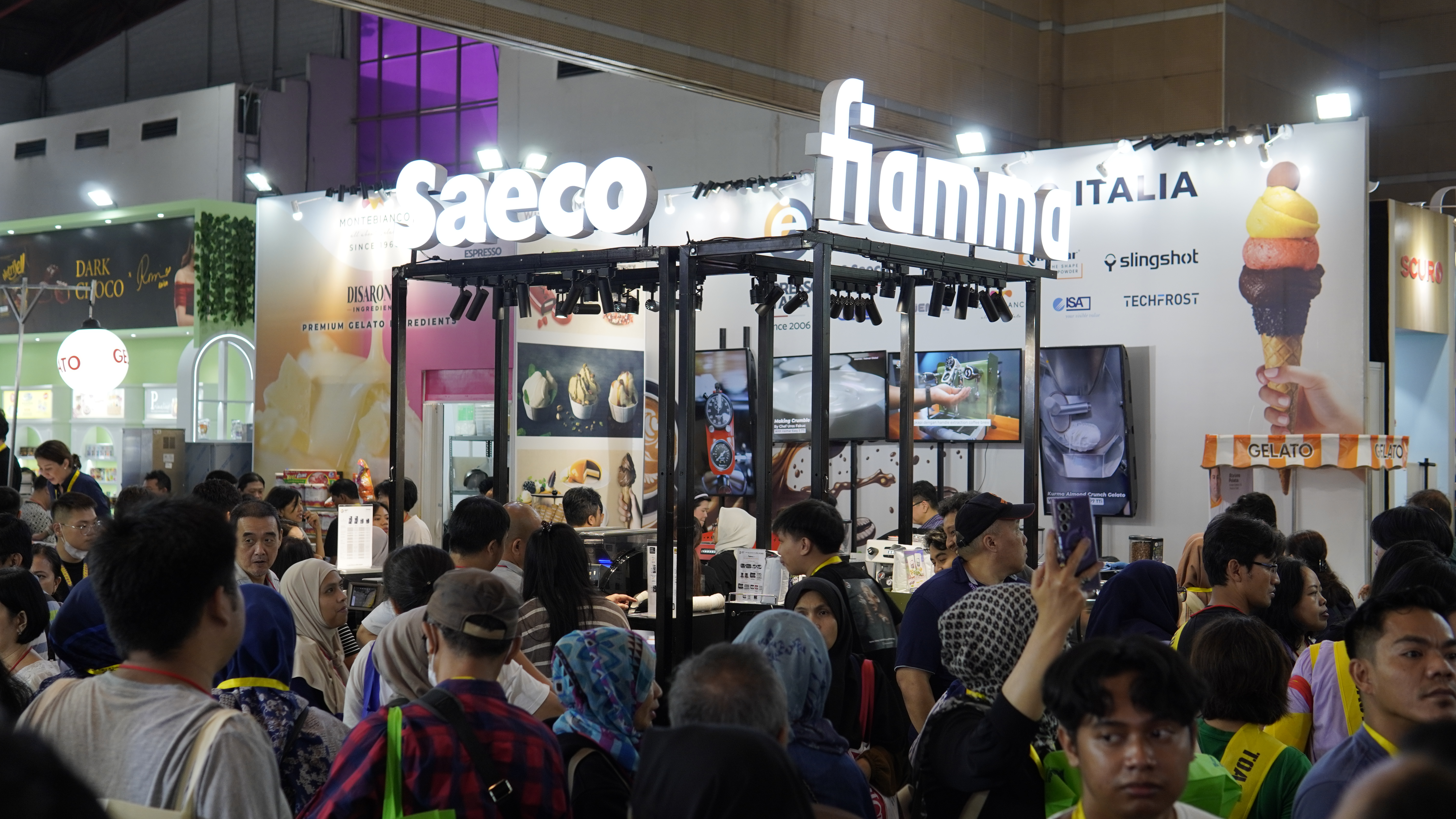 Booth PT Espresso Italia di SIAL Interfood 2025 menampilkan demo mesin kopi dan gelato profesional Italia.