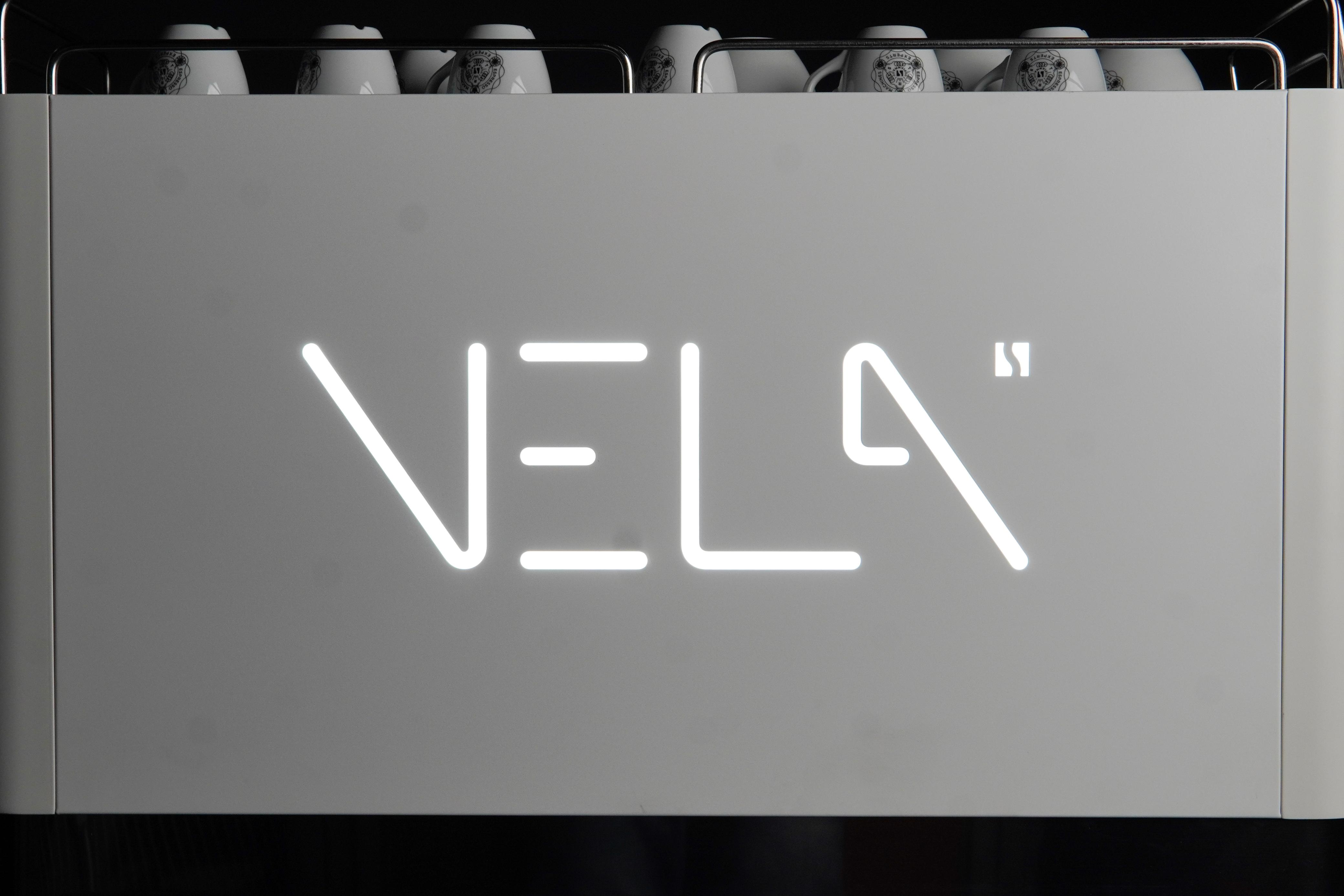 Mesin espresso Fiamma Vela 2 Dual berwarna hitam elegan.