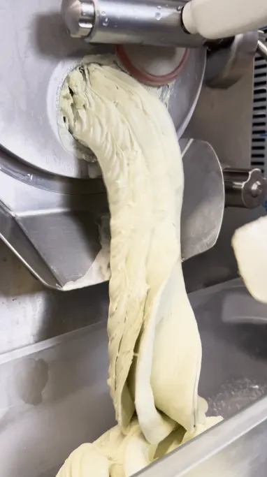 Bahan-bahan segar sebagai komposisi utama gelato otentik Italia: susu, buah, dan kacang.