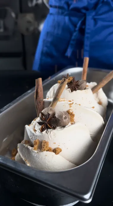 Tekstur akhir gelato yang padat, lembut, dan kaya rasa dibanding es krim.