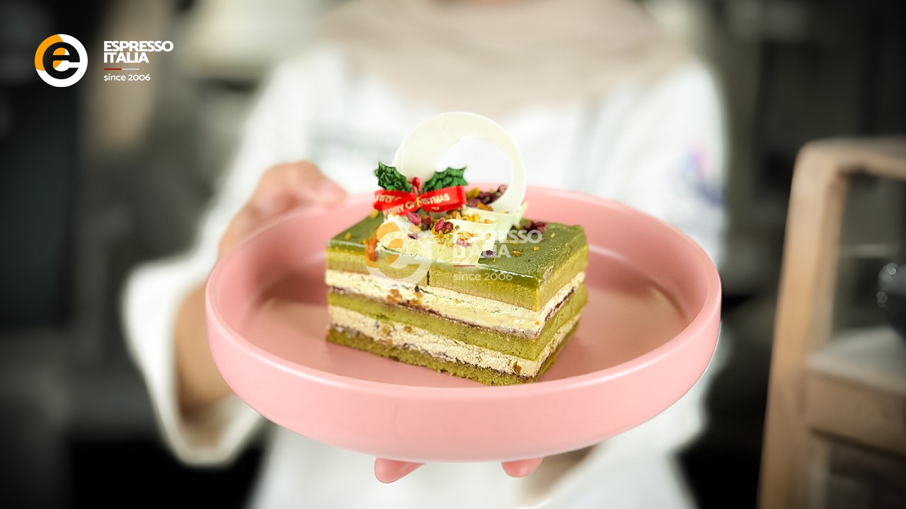 Dubai Pistacchio Chocolate Kunafa Cake. Salah satu menu development dari PT Espresso Italia