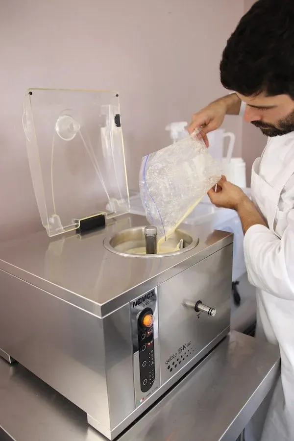 Mesin Gelato Bisa Membuat Ice Cream? Inilah Penjelasan Lengkapnya!