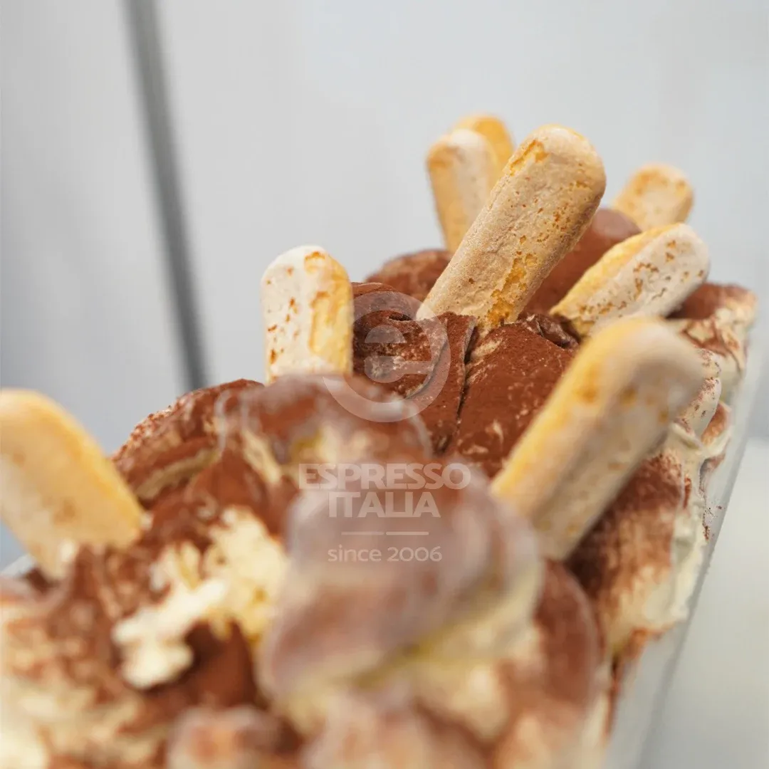 Tiramisu Otentik: Harmoni Kopi, Cokelat, dan Mascarpone.