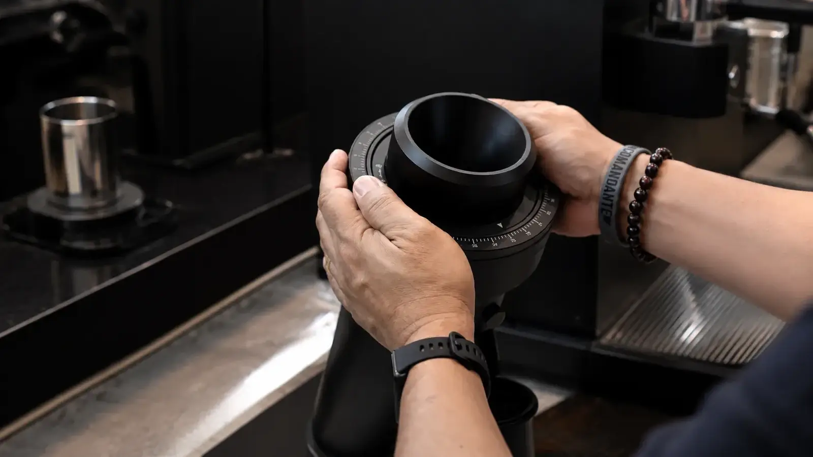 Demo brewing konsistensi gilingan kopi — distribusi partikel yang seragam menghasilkan flow stabil