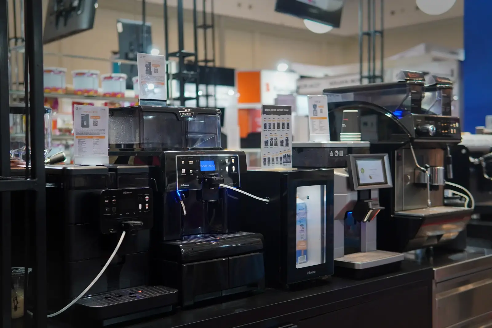 Deretan mesin kopi Saeco fully automatic di booth Espresso Italia