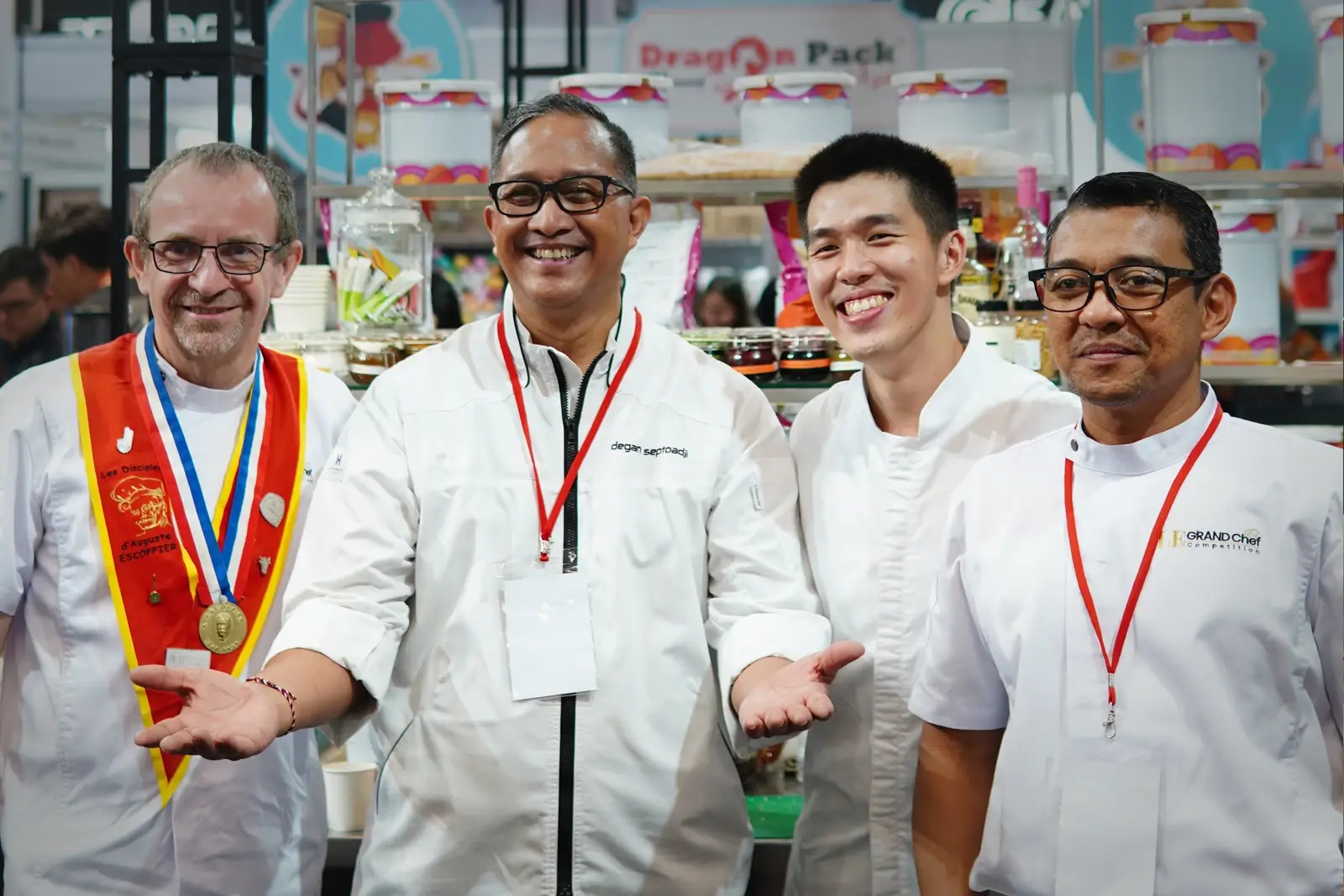 Tim dan tamu di booth PT Espresso Italia