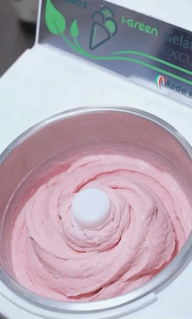 Gelato churning di dalam mesin Nemox Gelatissimo i-Green