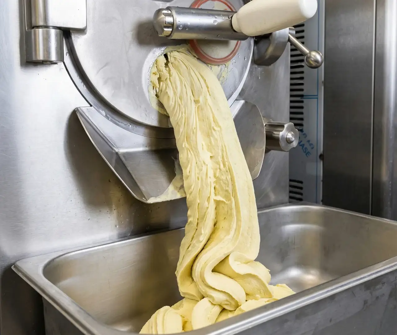 Batch freezer Nemox produksi gelato artisanal