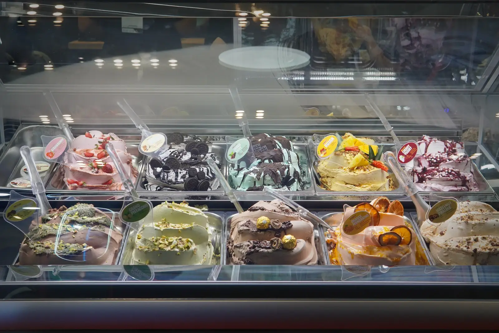 Showcase gelato artisanal di booth Espresso Italia